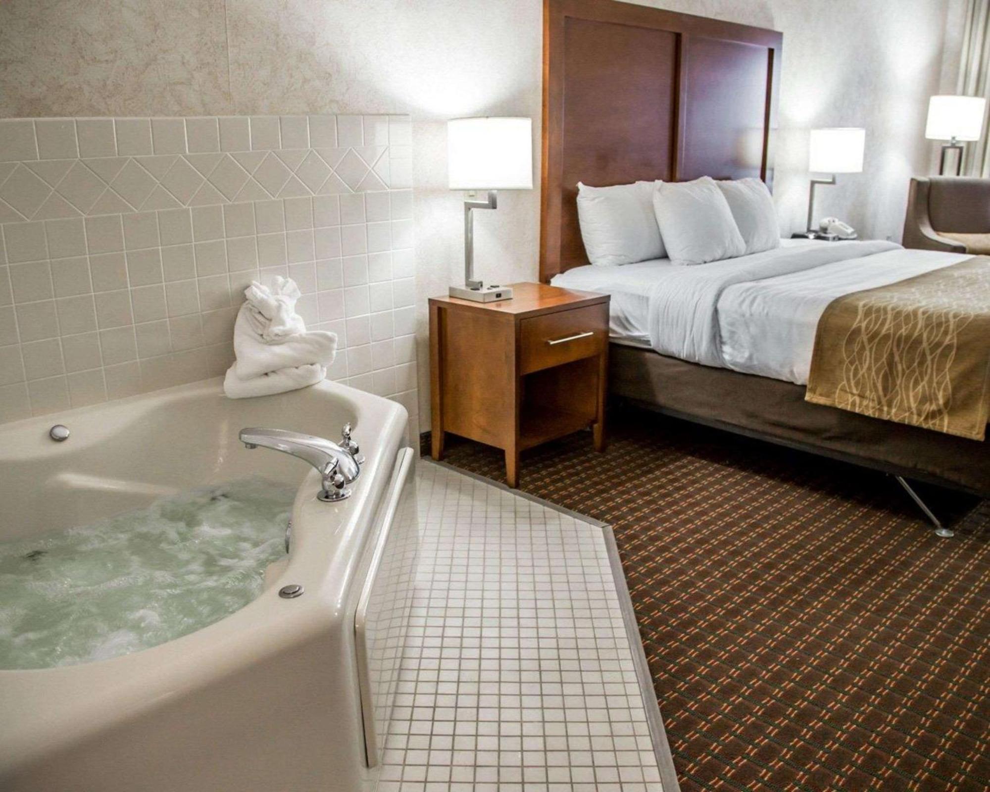 Comfort Inn & Suites Riverview Near Davenport And I-80 Le Claire Extérieur photo