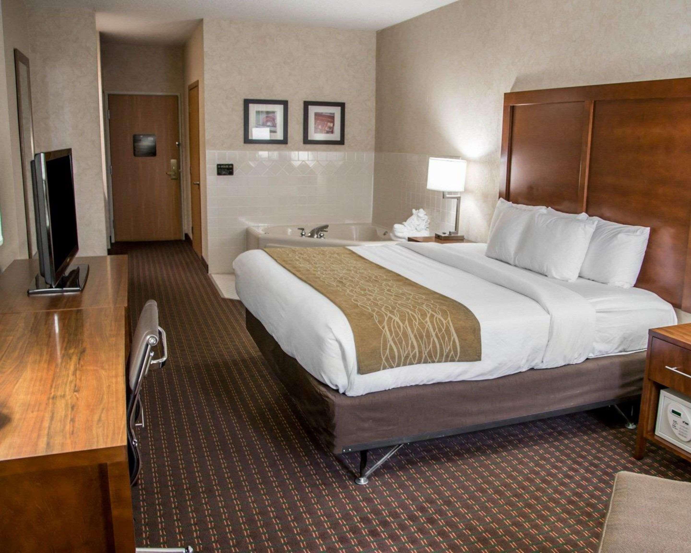 Comfort Inn & Suites Riverview Near Davenport And I-80 Le Claire Extérieur photo