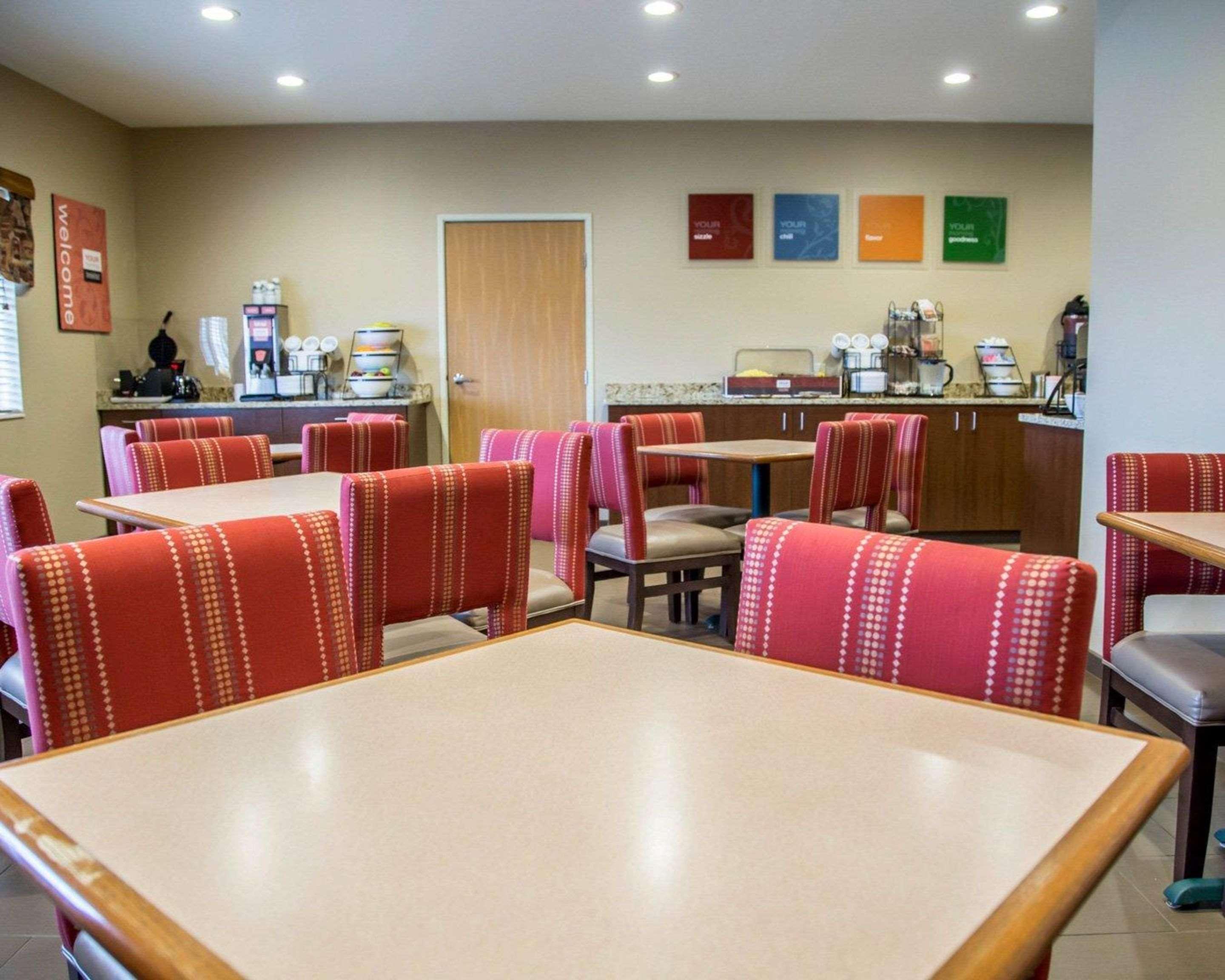 Comfort Inn & Suites Riverview Near Davenport And I-80 Le Claire Extérieur photo
