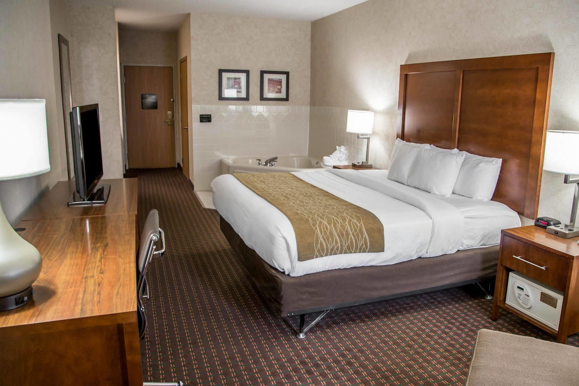 Comfort Inn & Suites Riverview Near Davenport And I-80 Le Claire Extérieur photo